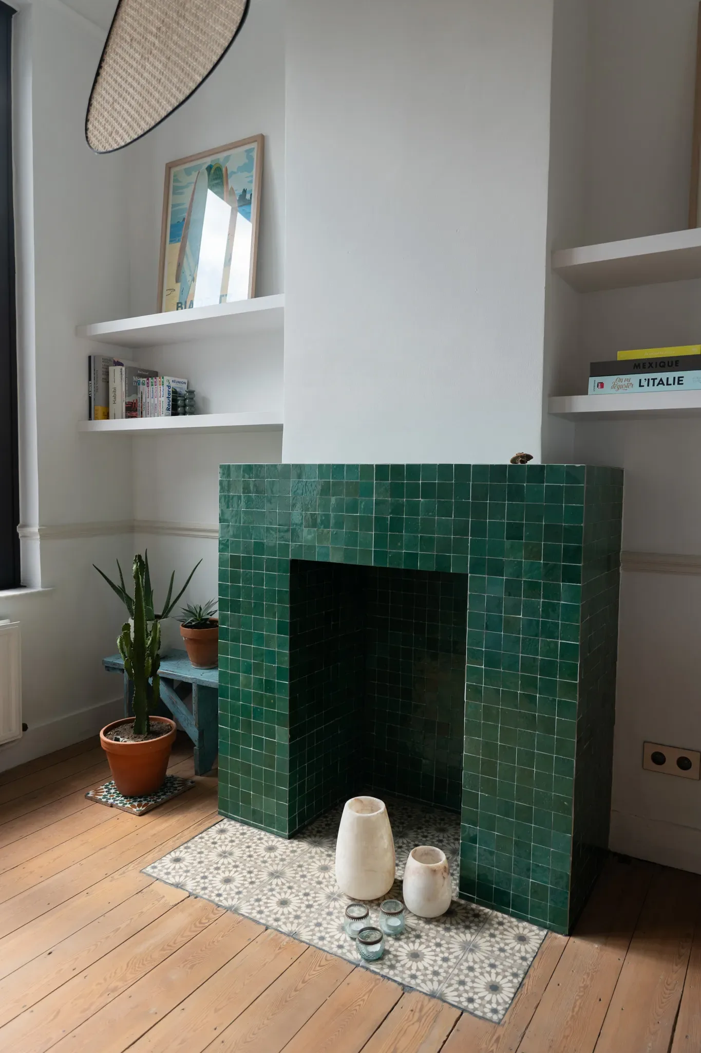 Feu — cheminée vert émeraude, niches à livres et cactus
