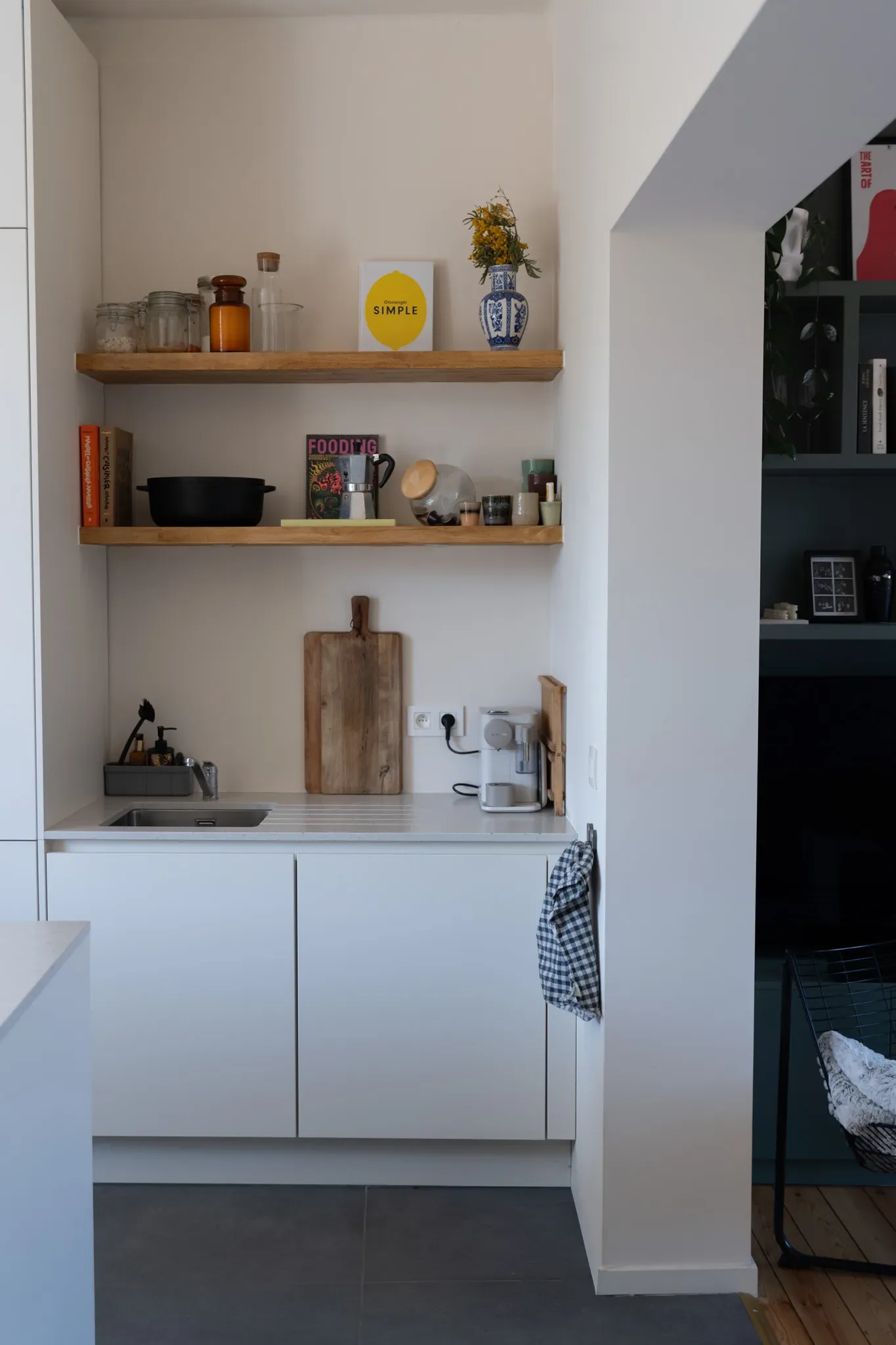 Forest — niche de cuisine et étagères boisées