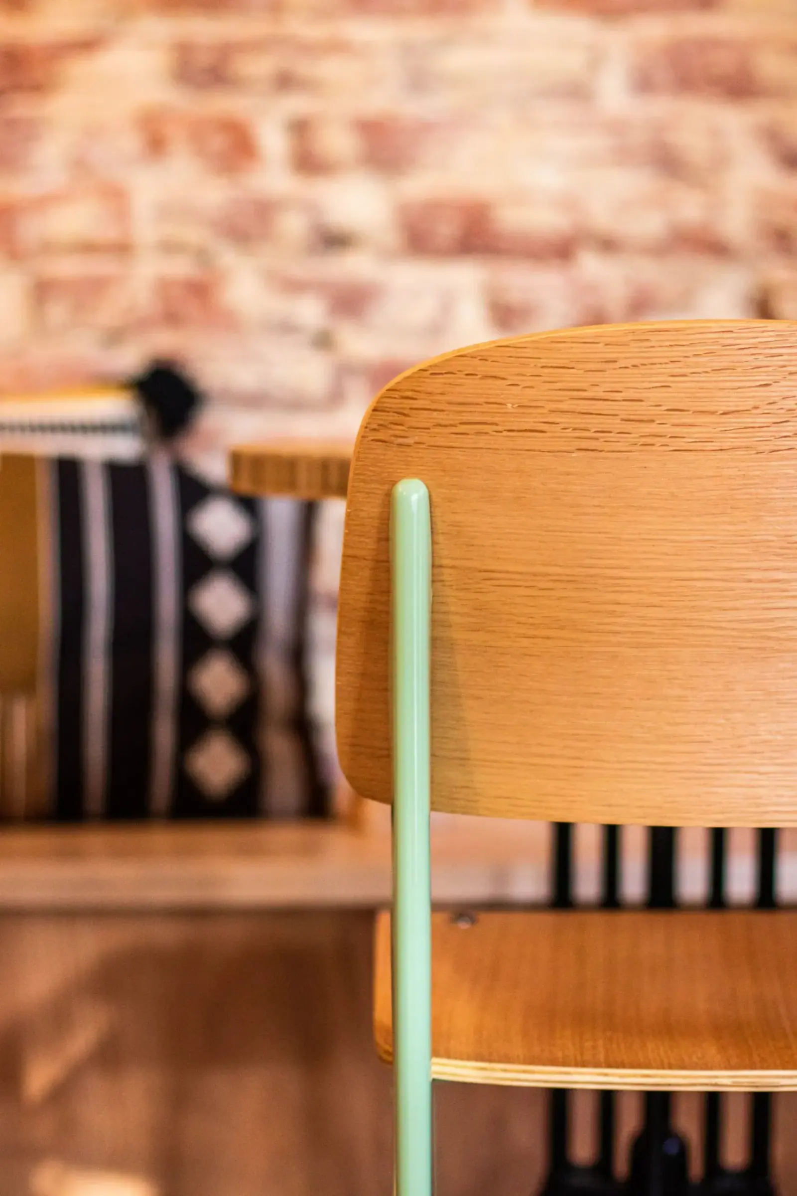 Holy Bagels — comptoir, surface vert d’eau et verres suspendus