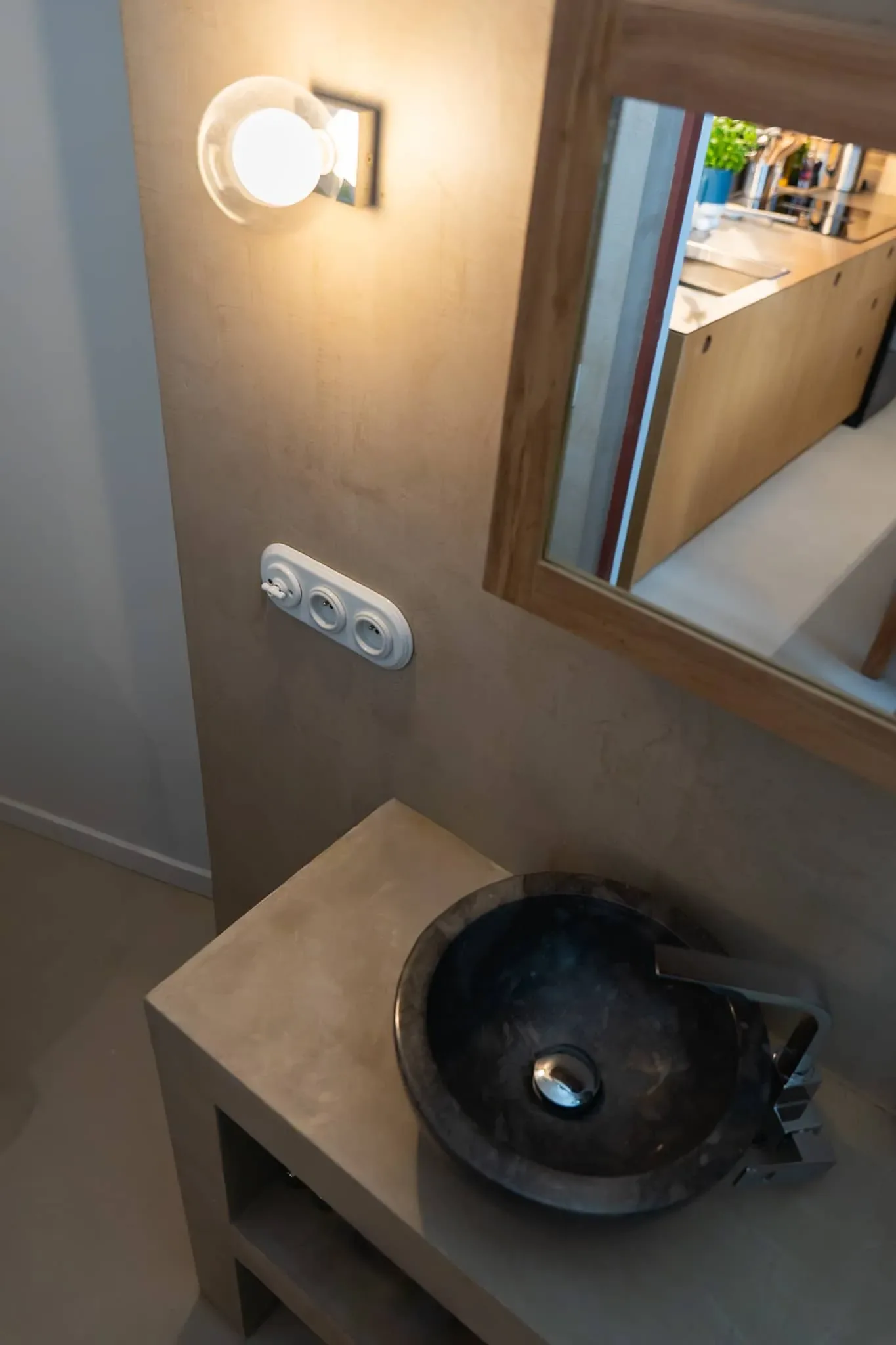 Jette — salle d’eau grise avec vasque sombre et douche