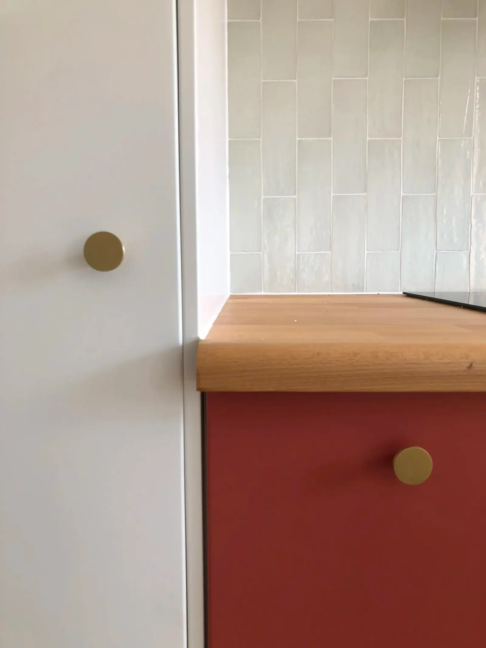 Johanna’s Kitchen — façades terracotta et blanc, bouton laiton et zellige, détail
