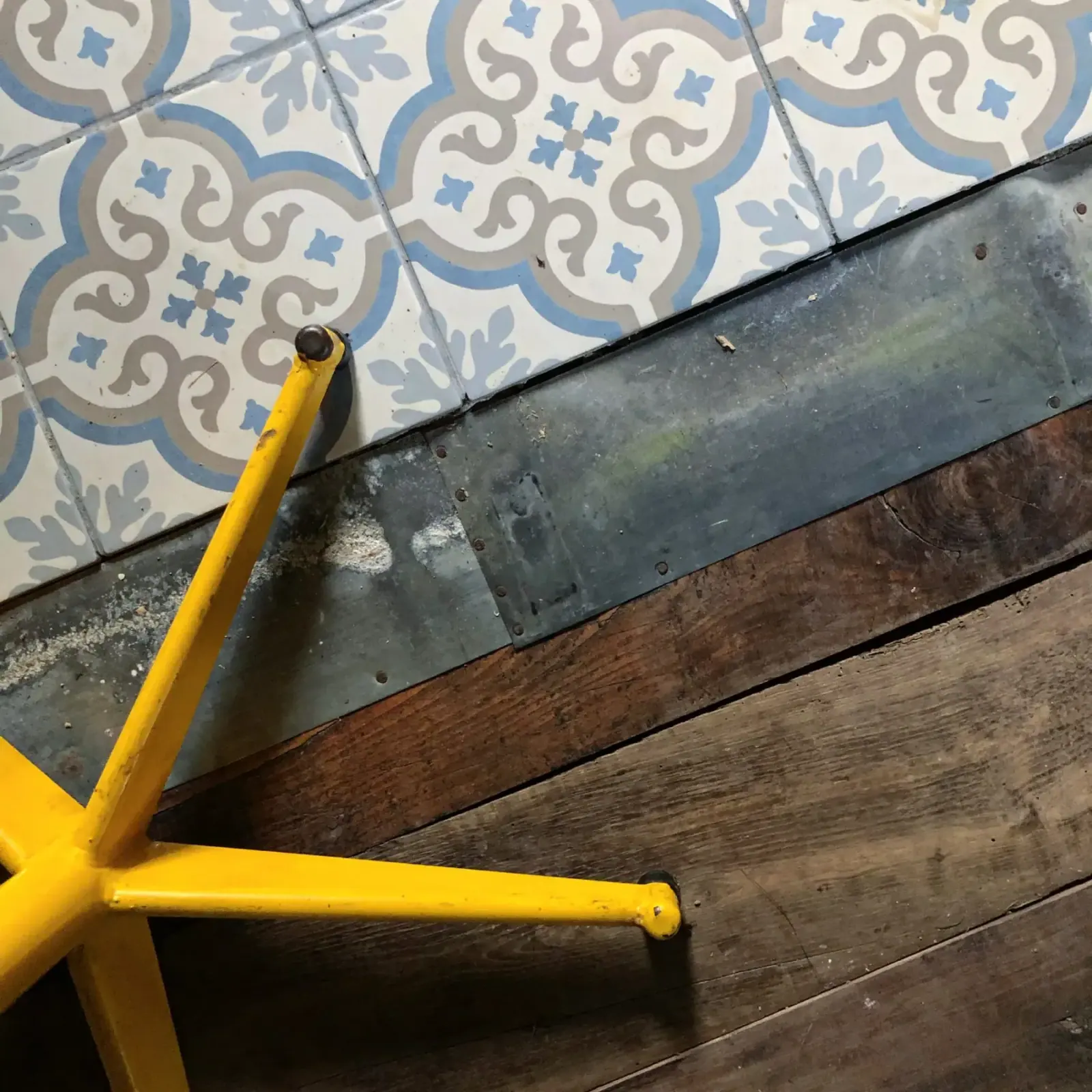 Domaine de Kerusten — raccord carreaux de ciment anciens et plancher, détail