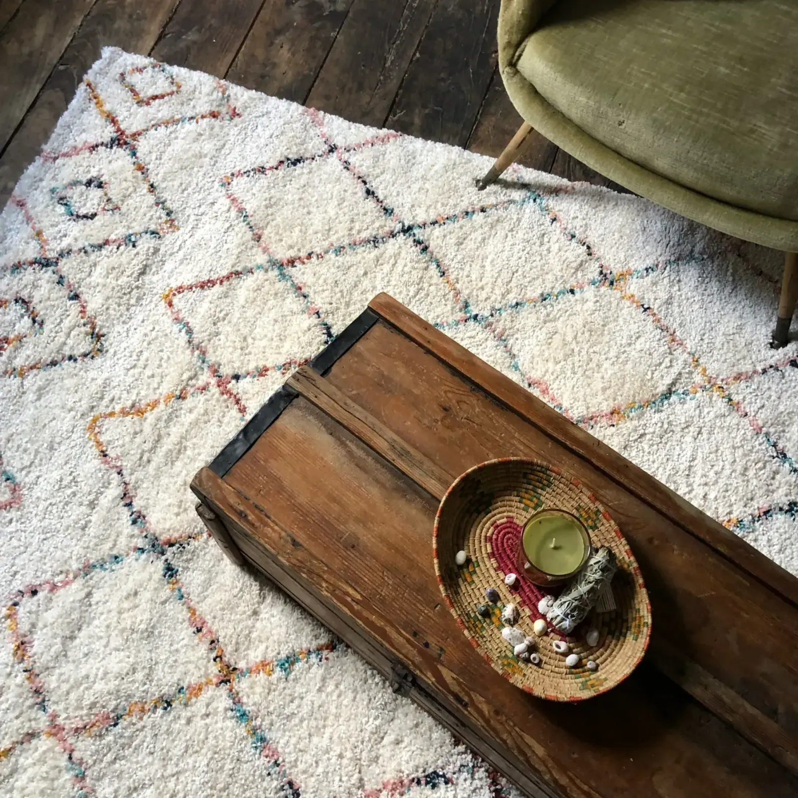 Domaine de Kerusten — tapis berbère, malle ancienne et corbeille tressée