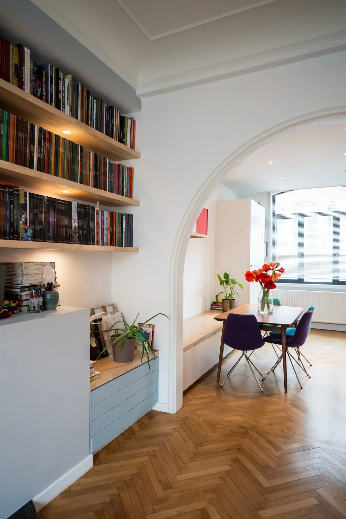 Laeken — bibliothèque et coin repas sous une arche