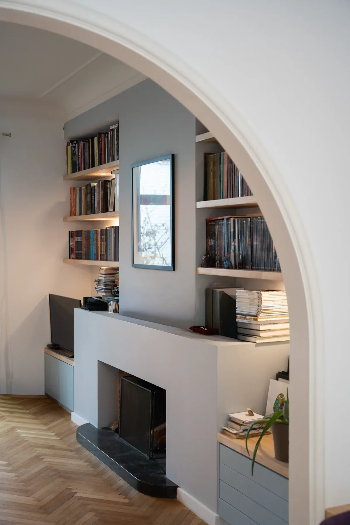 Laeken — arche, cheminée et grande bibliothèque