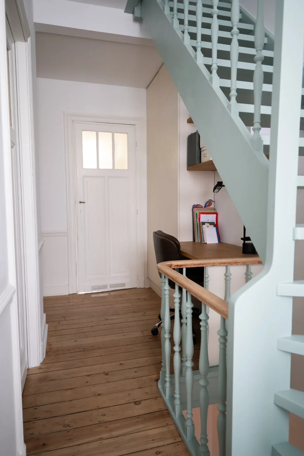 Laeken — dégagement et bureau sous l’escalier