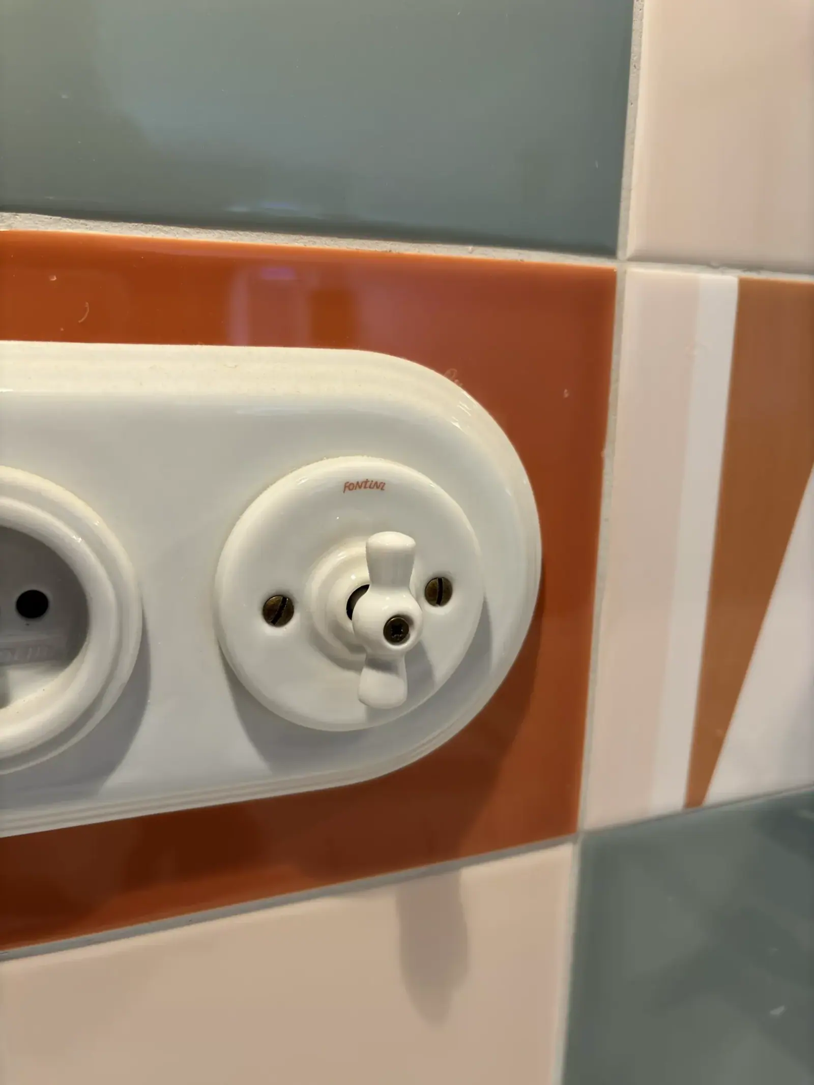 Pimp My Kitchen — interrupteur et motif terracotta et vert