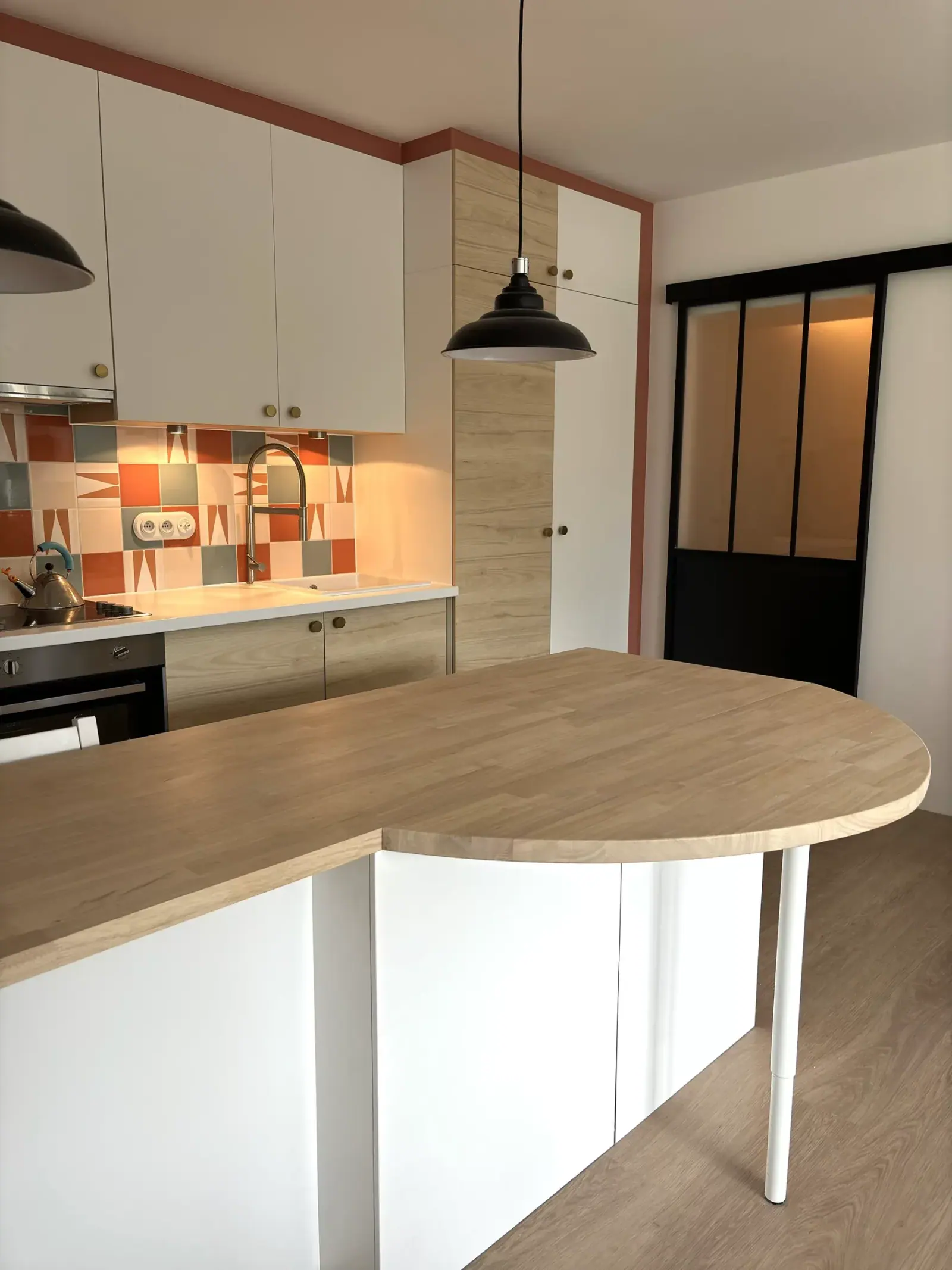 Pimp My Kitchen — îlot arrondi, motifs géométriques et verrière
