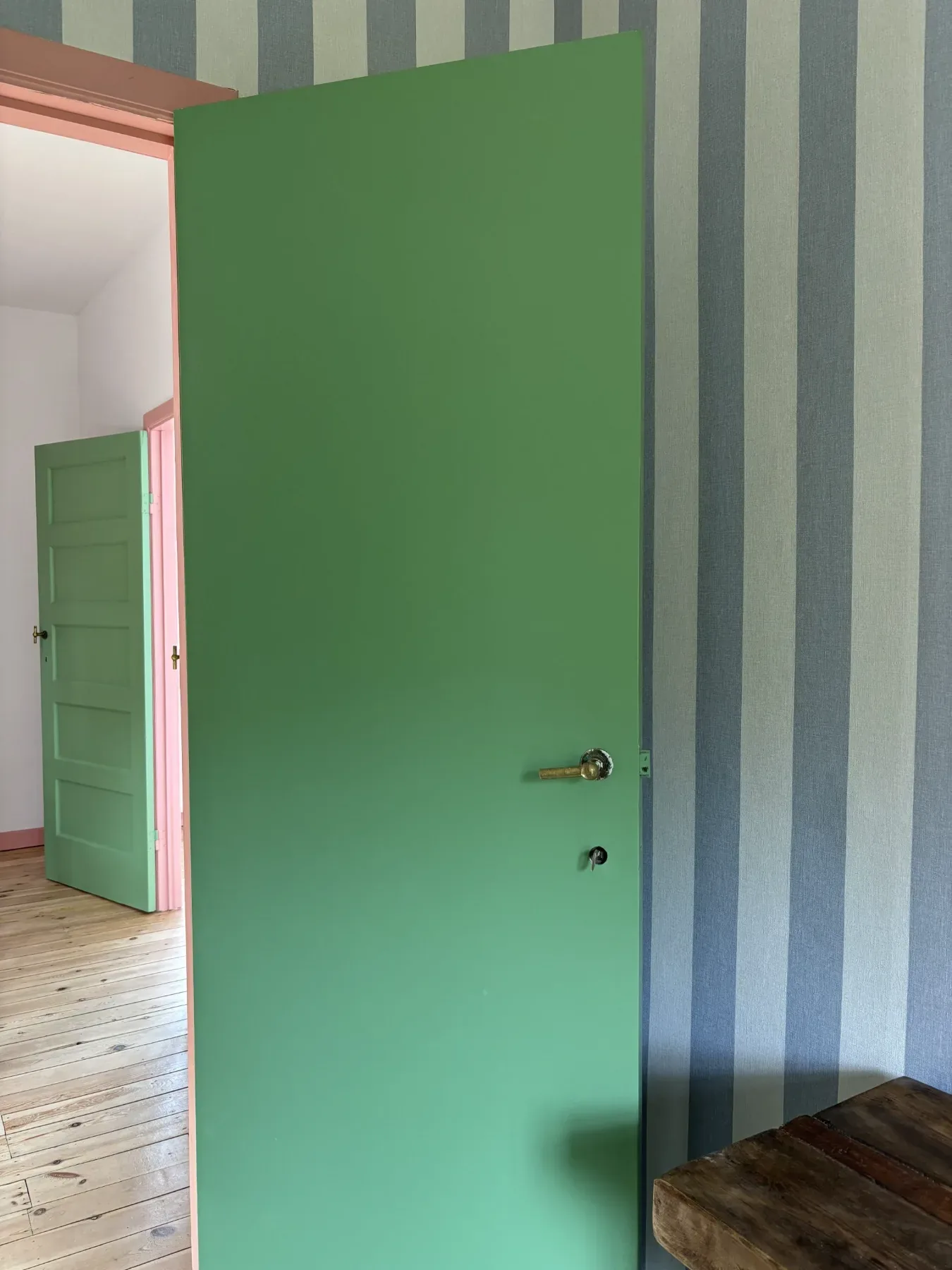 Renoncules — salle de bain jaune moutarde et vasque fleurie