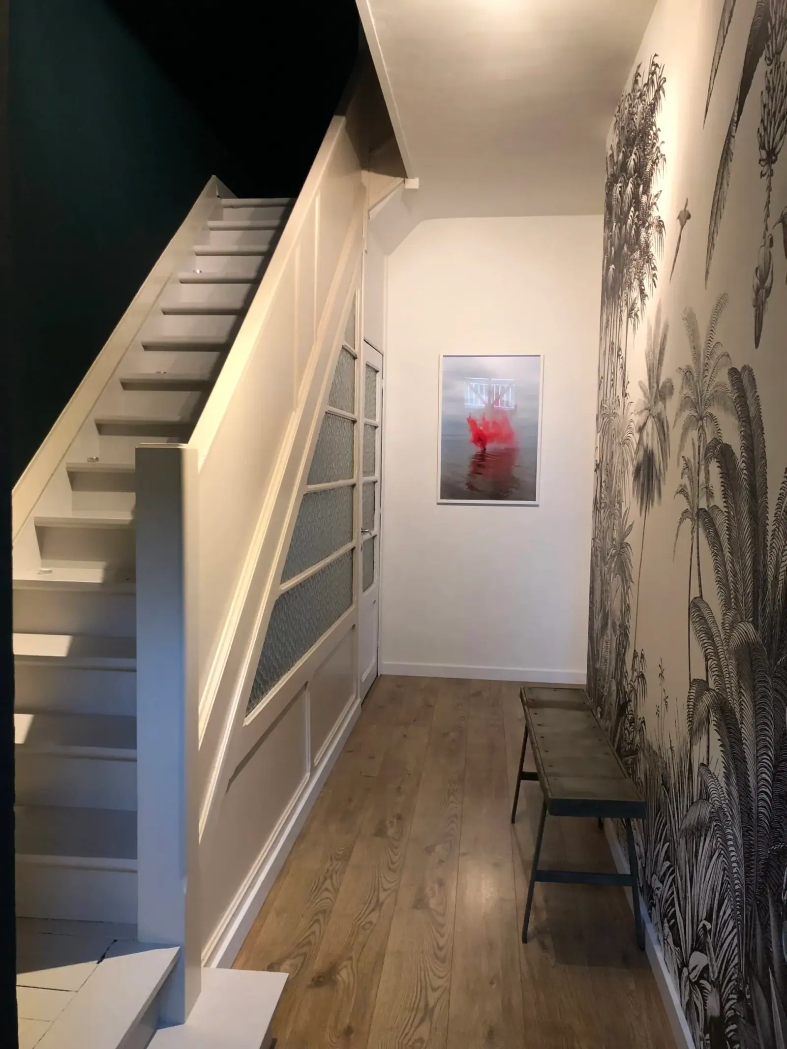 Rive Gauche — entrée, escalier blanc et papier peint tropical