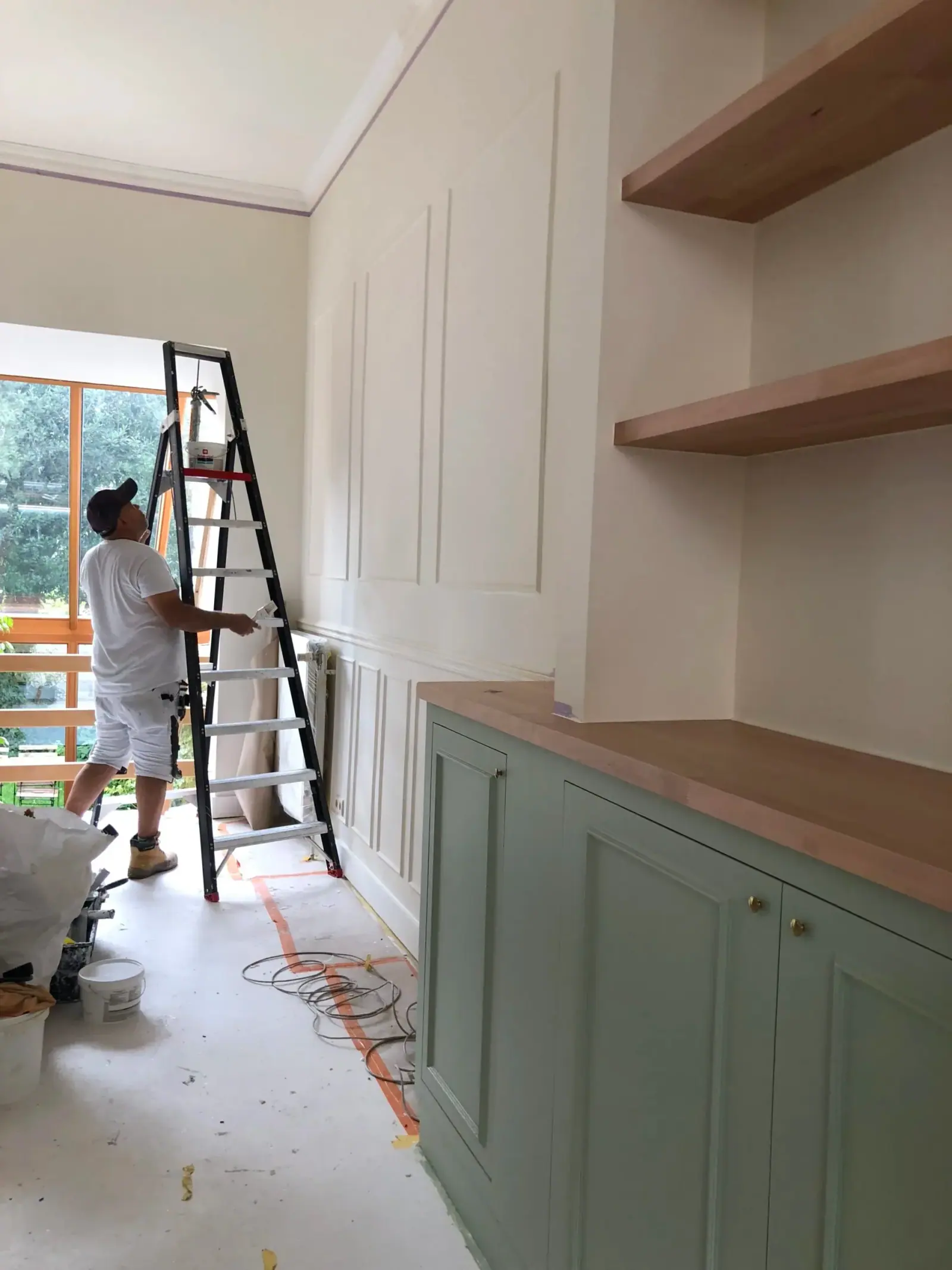 Rue de Portugal — chantier, peinture des boiseries en cours