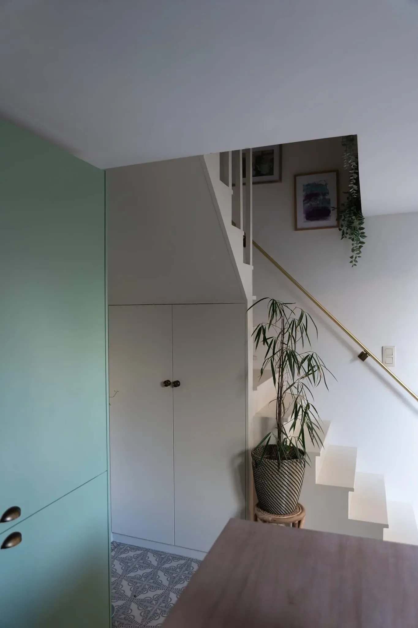 Schaerbeek — meuble vert sauge, détail