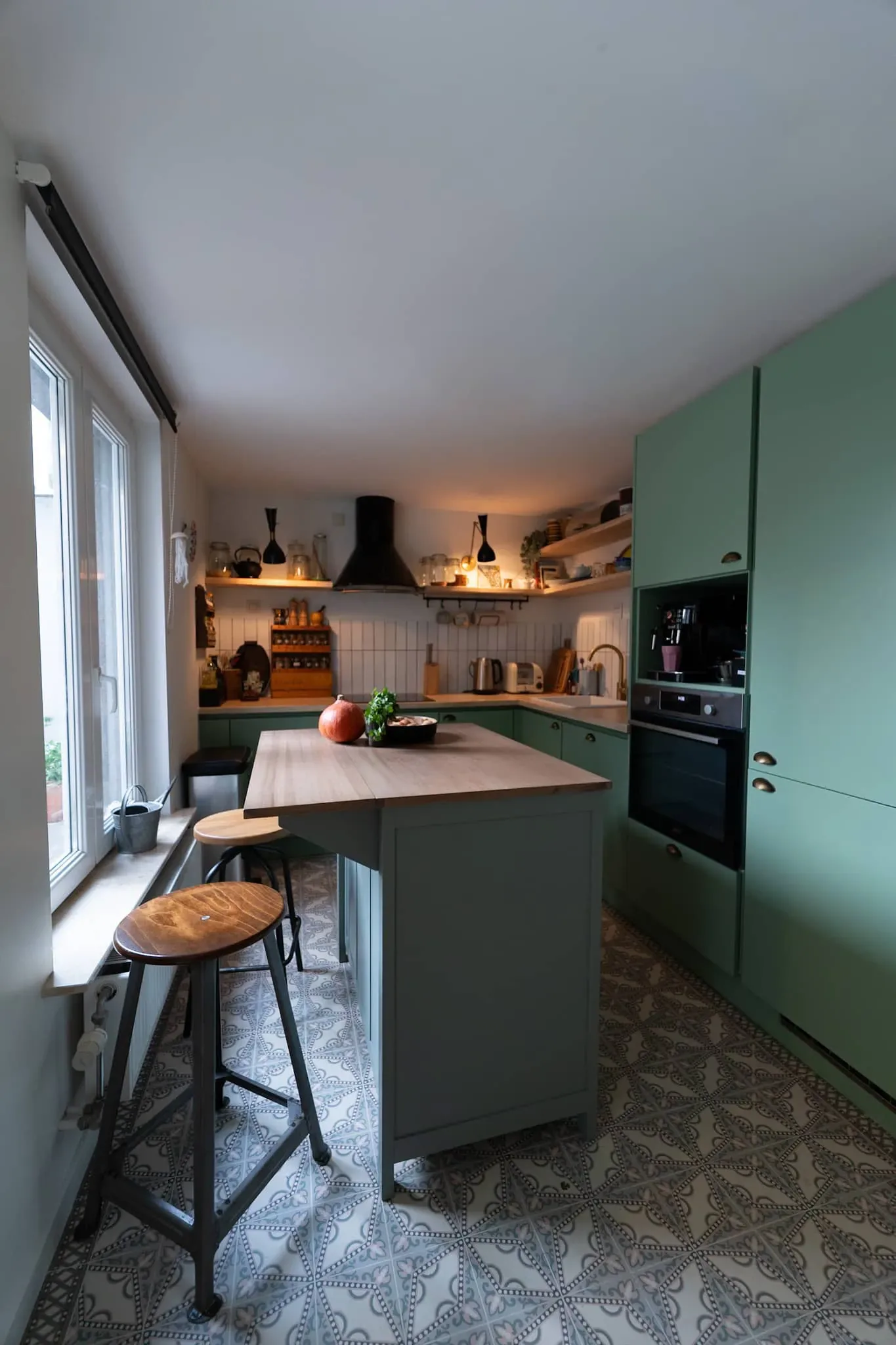 Schaerbeek — vasque ronde et robinetterie dorée