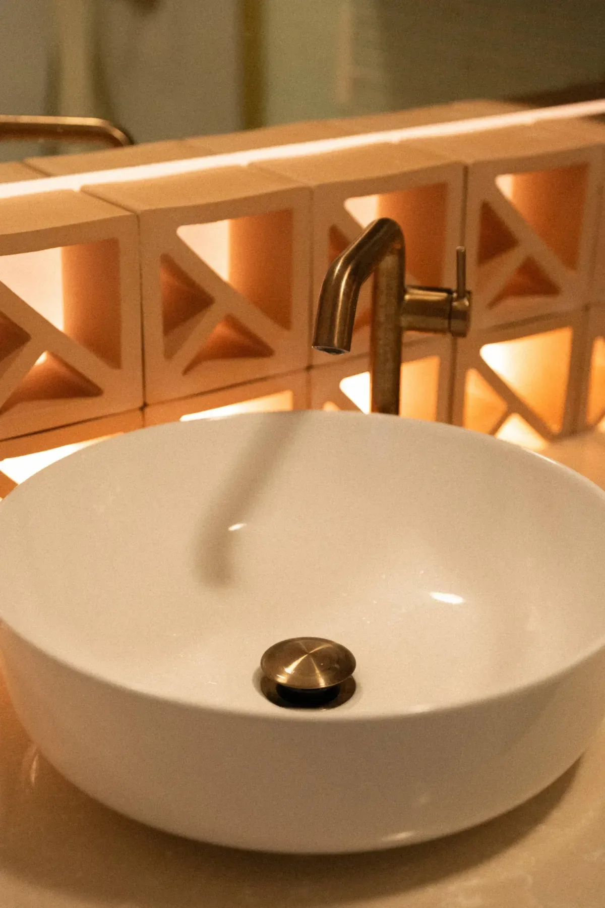 Salle de bain — détail de la paroi ajourée — Saint-Josse II