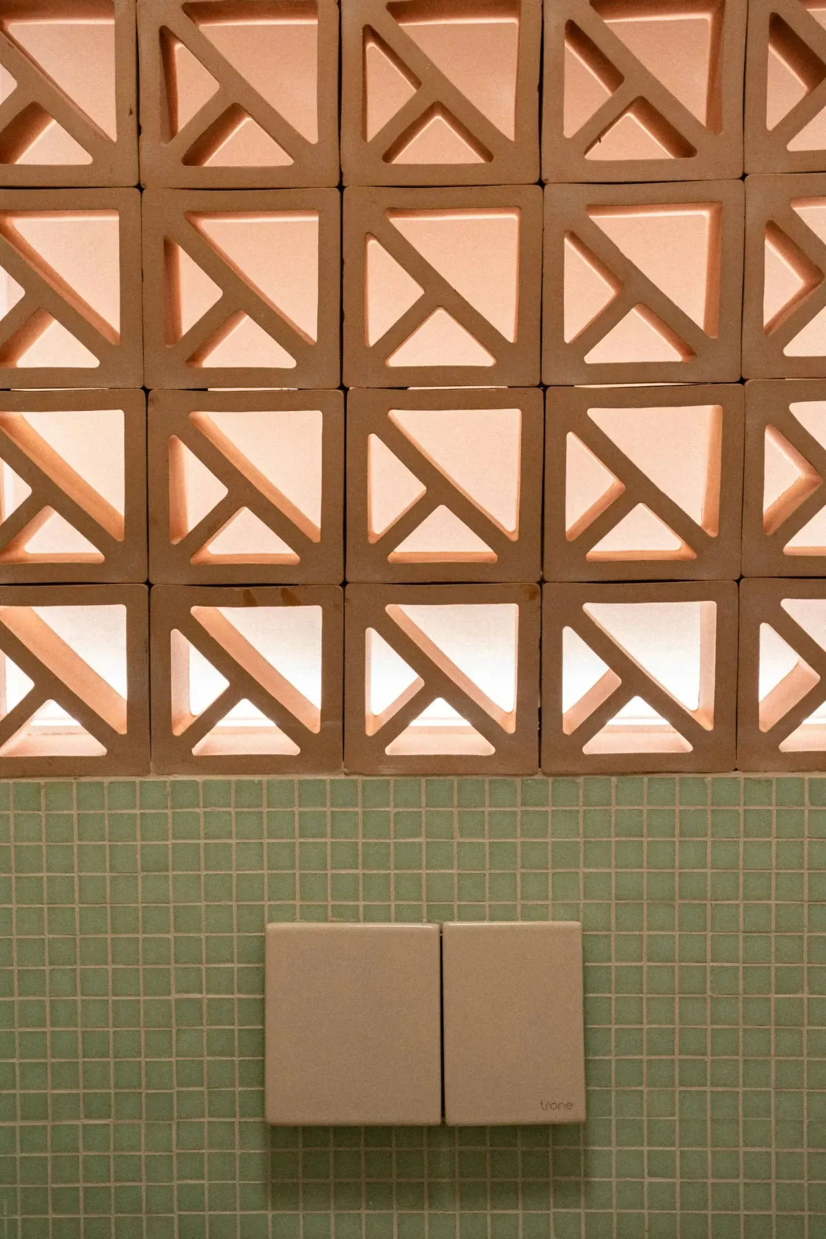 Salle de bain — tablette et détail de robinetterie — Saint-Josse II