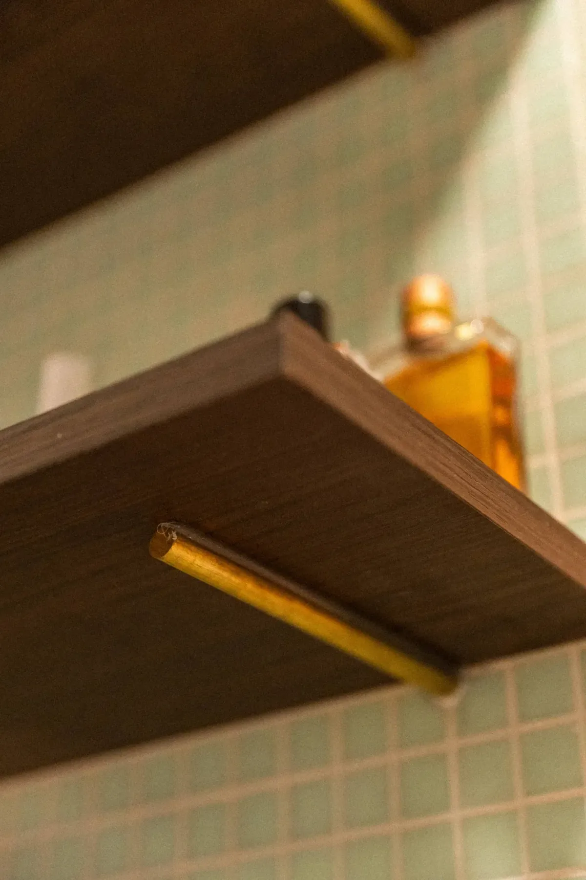 Douche — paroi vitrée et pommeau doré — Saint-Josse II