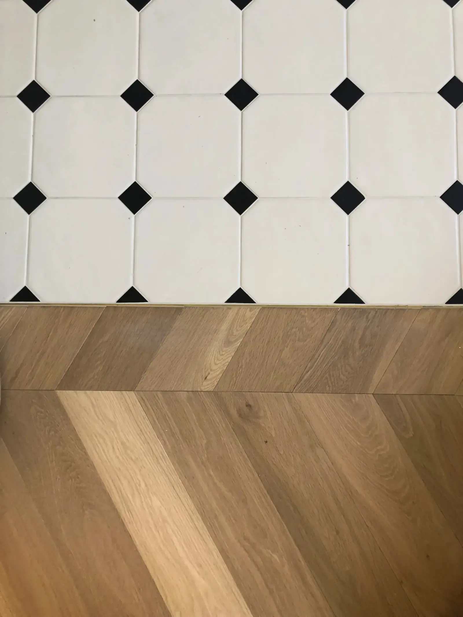 Sterrebeek — raccord sol damier noir et blanc et parquet chevron, détail