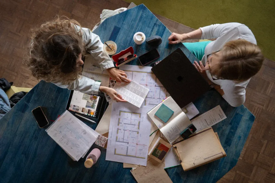 Victoria et Marion autour des plans d’un projet